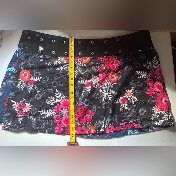 Floral Black and Pink Adjustable Snap Skirt Size Medium - Picture 5 of 6